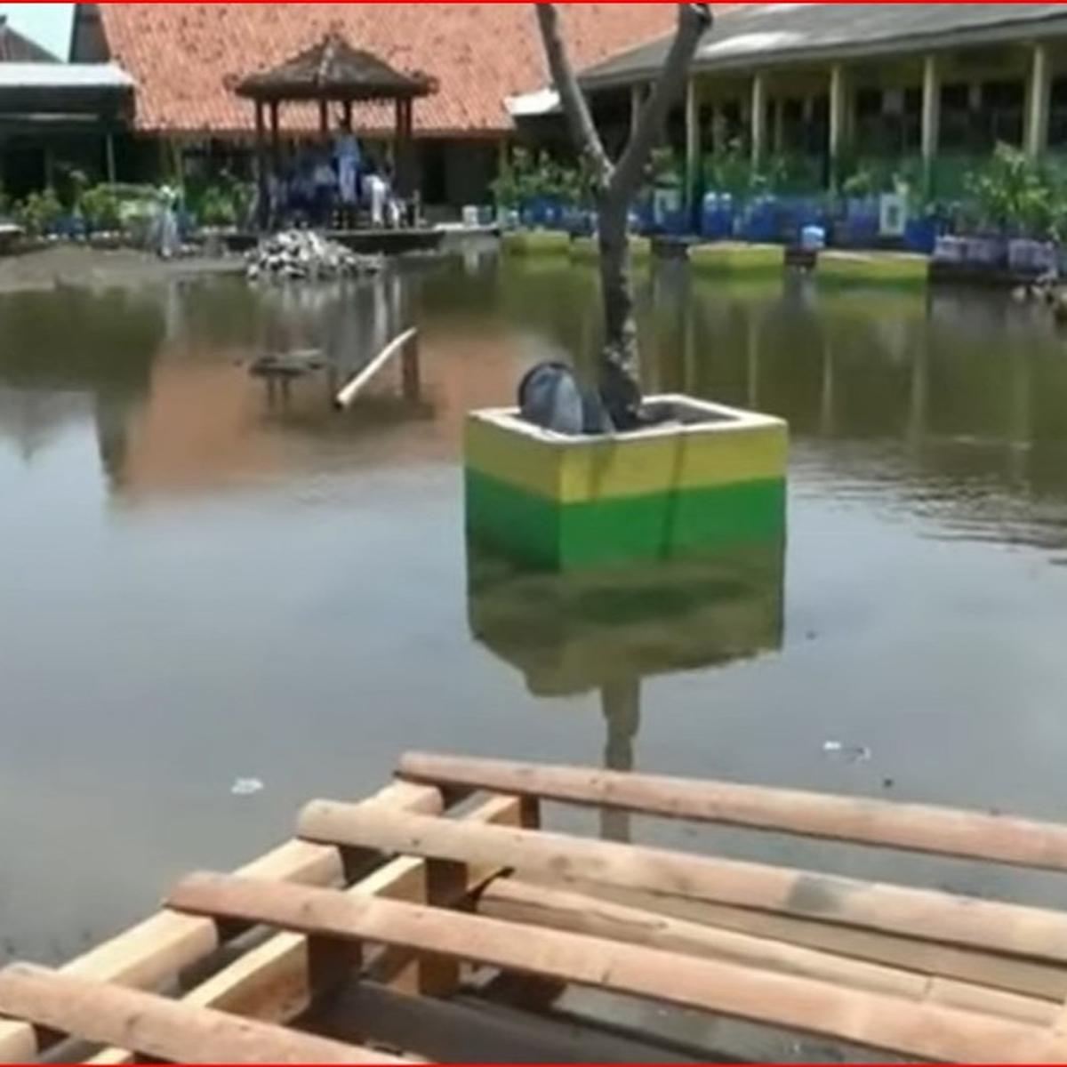 Banjir rob rendam sekolah di Demak