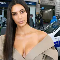 Setelah kejadian perampokan yang menimpa dirinya beberapa pekan lalu, Kim Kardashian langsung pulang ke rumahnya. Sekarang Kim sudah siap kembali untuk kembali ke Paris guna memberikan keterangan di pengadilan. (doc.mirror)