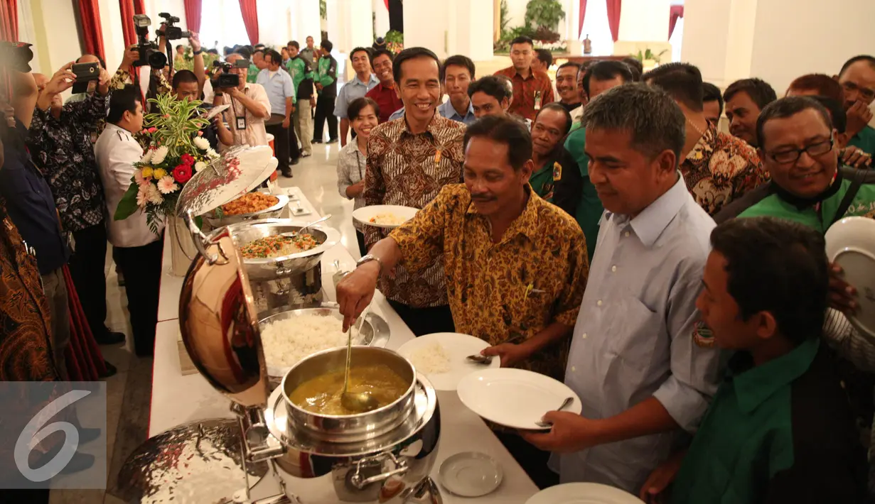 Presiden Joko Widodo saat makan siang bersama para pekerja di sektor transportasi di Istana Negara, Jakarta, Selasa (1/9/2015). Setidaknya ada 100 para pekerja di sektor transportasi yang diundang dalam jamuan tersebut. (Liputan6.com/Faizal Fanani)
