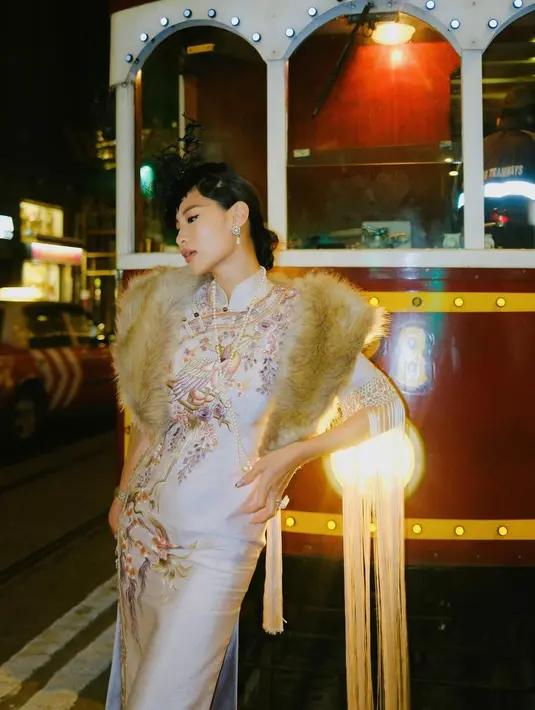 Ia kenakan Shanghai dress lengkap dengan visor hat yang begitu unik. [Foto: instagram/ PatriciaGouw]