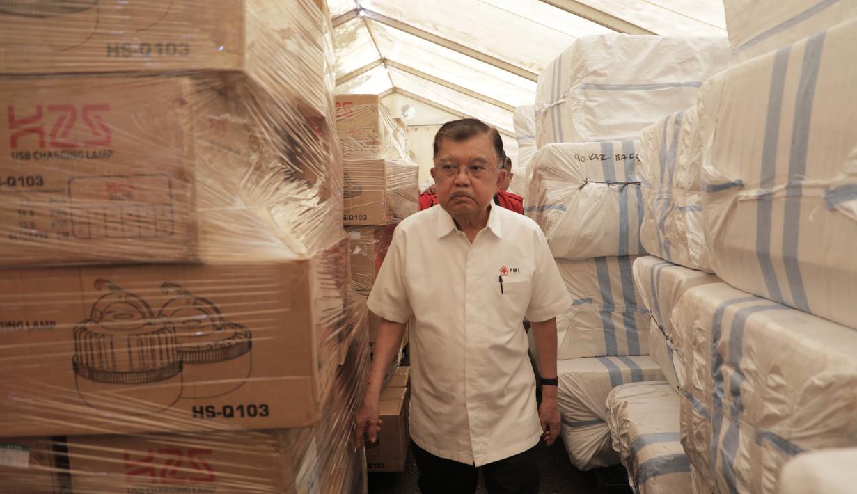 Karenanya, ia meminta semua pihak untuk turut serta membantu percepatan penyaluran bantuan. Tampak dalam foto, Ketua Palang Merah Indonesia (PMI), Jusuf Kalla saat meninjau gudang logistik PMI di Pangkalan Udara (Lanud) Halim Perdanakusuma, Jakarta, Senin (1/12/2025). (ADE/Staff Media JK)