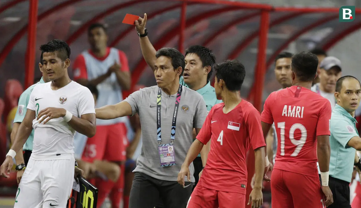 Indonesia harus bermain dengan 10 pemain setelah Putu Gede mendapatkan kartu merah di masa injury time. Hingga akhir pertandingan Indonesia tak mampu mengejar ketertinggalan, tim asuhan Fandi Ahmad menang 1-0. (Bola.com/M Iqbal Ichsan)