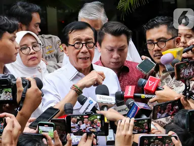 Politisi Partai Demokrasi Indonesia Perjuangan (PDIP) yang juga mantan Menteri Hukum dan HAM, Yasonna H Laoly memberikan keterangan sesaat sebelum meninggalkan Gedung Merah Putih Komisi Pemberantasan Korupsi (KPK), Jakarta, Rabu (18/12/2024). (Liputan6.com/Herman Zakharia)