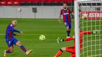 Martin Braithwaite melepaskan tembakan pada pertandingan sepak bola Liga Spanyol antara FC Barcelona dan Real Sociedad di stadion Camp Nou di Barcelona, Spanyol, Rabu, 16 Desember 2020. (Foto AP / Joan Monfort)
