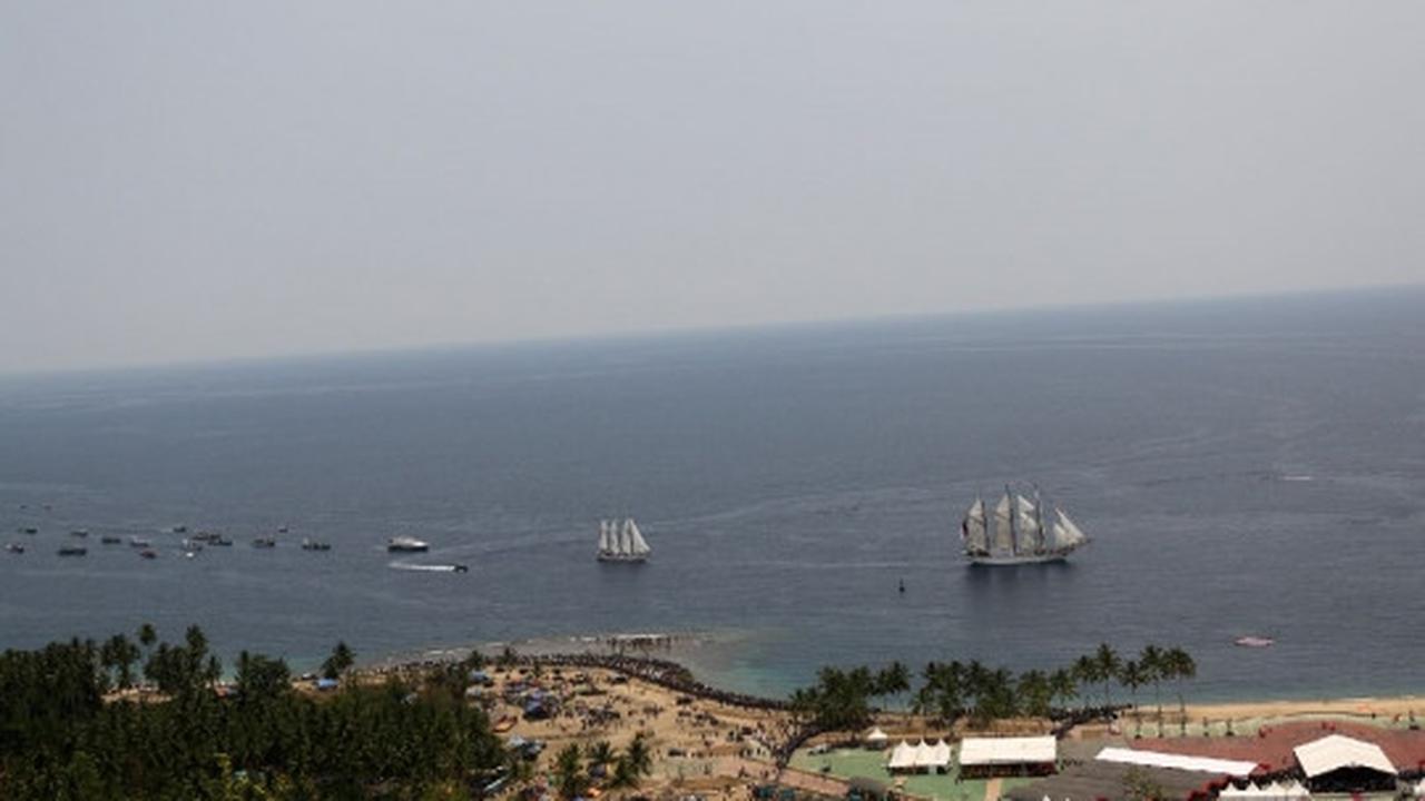 Parade kapal perang sambut Jokowi di Sail Tomini 2015
