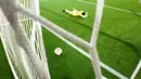 Ekspresi Kiper Marseille, Steve Mandanda usai gawangnya kebobolan saat melawan Atletico Madrid dalam pertandingan final Liga Europa di Stade de Lyon, Prancis (16/5). (Pawel Kopczynski, Pool via AP)