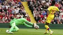 Pada menit ke-72 lagi-lagi Crystal Palace hampir menyamakan skor. Pemain pengganti, Odsonne Edouard gagal memaksimlkan umpan dari Joel Ward yang akhirnya dapat ditangkap Alisson Becker. (AP/Jon Super)