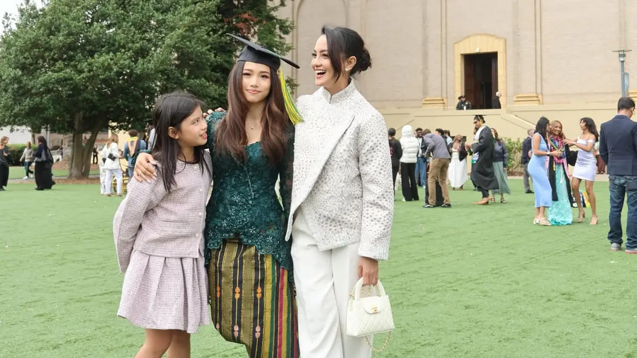 Gaya Ririn Ekawati Anggun Berkebaya Janggan, Hadiri Wisuda Putri Sulung yang Raih Cumlaude di San Francisco