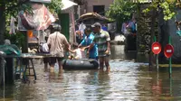 Ban bekas yang difungsikan sebagai perahu karet menjadi andalan untuk membantu mobilitas warga terdampak banjir. (foto: Liputan6.com / felek wahyu)