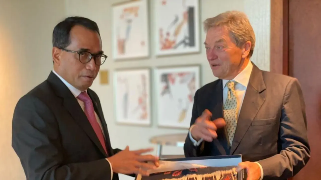 Menhub Budi Karya Sumadi bertemu Presiden International Civil Aviation Organization (ICAO) Salvatore Sciacchitano dan CEO Boeing Michael A. Arthur di Changi Aviation Summit 2020 di Singapura. (Dok Kemenhub)