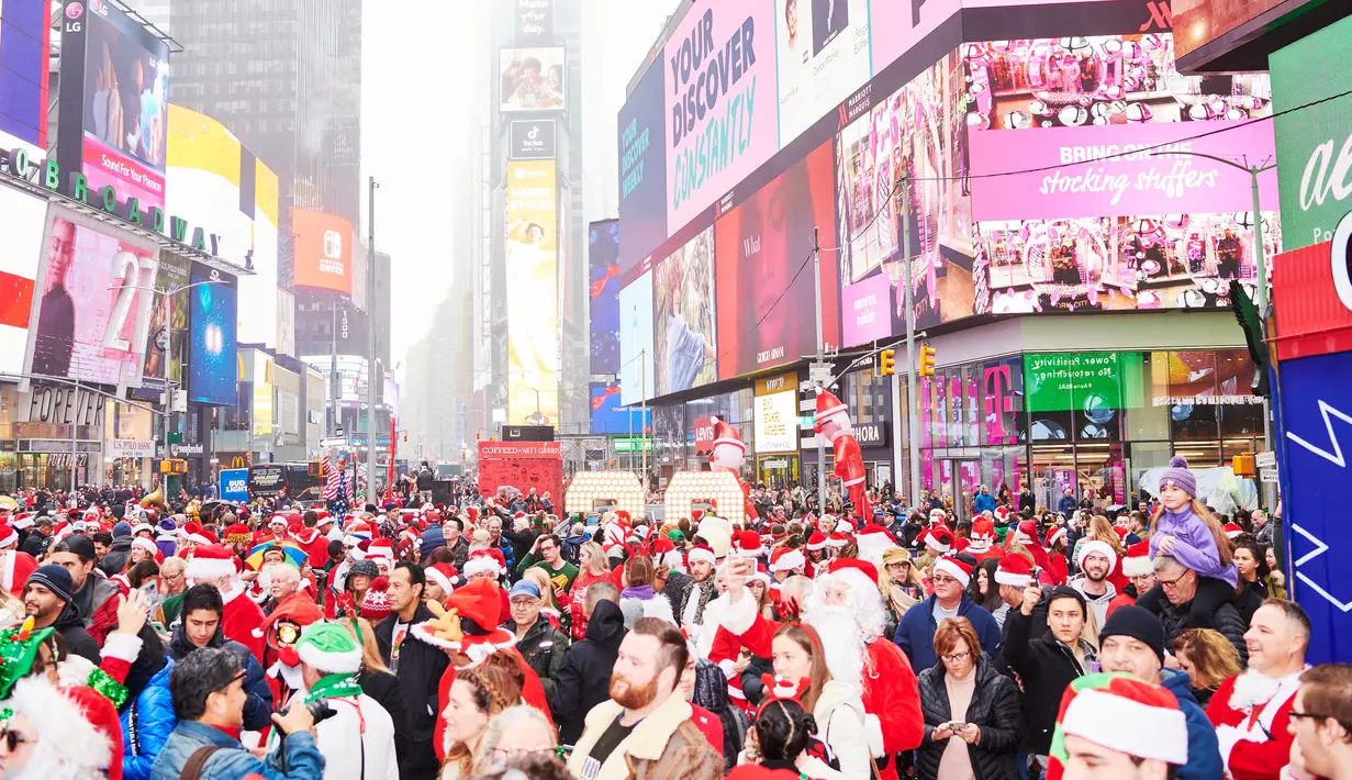 Orang-orang yang berpakaian seperti Sinterklas berkumpul untuk acara tahunan Santacon di Father Duffy Square, New York City, Sabtu (14/12/2019). Santacon terjadi secara tradisional di hari Sabtu kedua tiap Desember. (Gabby Jones/Getty Images/AFP)