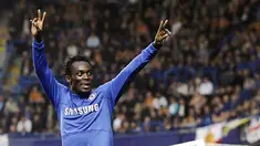 Gelandang Chelsea, Michael Essien bergembira seusai membukukan gol kedua yang memberi Chelsea kemenangan 4-0 ketika menjamu Wolves di Stamford Bridge dalam laga Liga Premier pada 21 November 2009. AFP PHOTO/GLYN KIRK