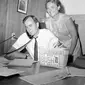 File foto 6 Juni 1964, George H.W. Bush didampingi istrinya Barbara, saat mencalonkan diri untuk kursi Senat AS dari Partai Republik sedang berada berada di Houston. Presiden ke-41 AS itu meninggal pada usia 94 tahun.  (AP Photo/Ed Kolenovsky, File)