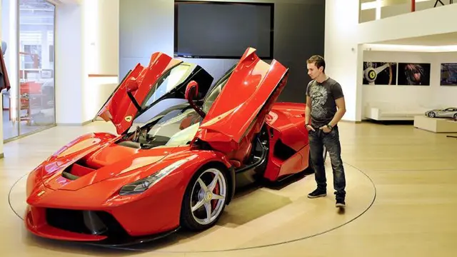 Kunjungi Maranello,Jorge Lorenzo Kepincut 2 Mobil Ini