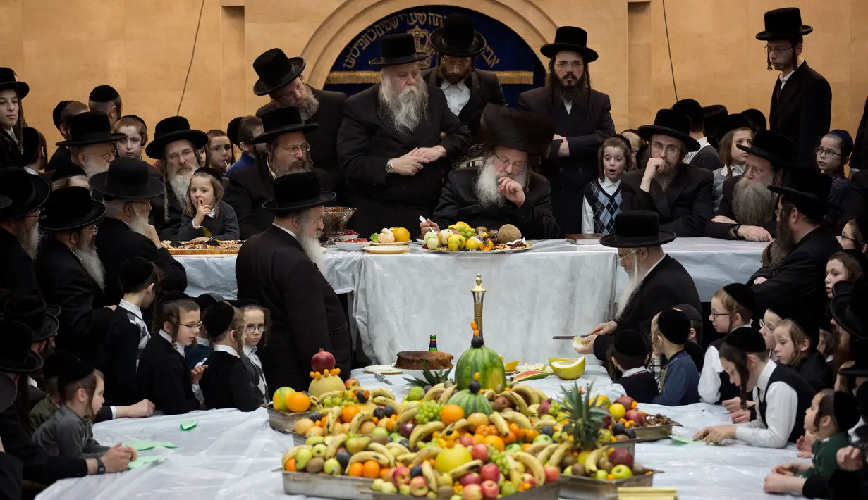 Yahudi ultraortodoks dari dinasti Nadvorna Hasid merayakan pesta Tu Bishvat di Kota Bnei Brak, Israel, Senin (21/1). Tu Bishvat adalah salah satu dari empat "Tahun Baru" yang disebutkan di Mishnah. (AP Photo/Oded Balilty)