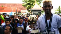 Ugik Sugiyanto meraih dua gelar di ISC B, yakni juara bersama PSCS dan pemain terbaik. (Bola.com/Robby Firly)