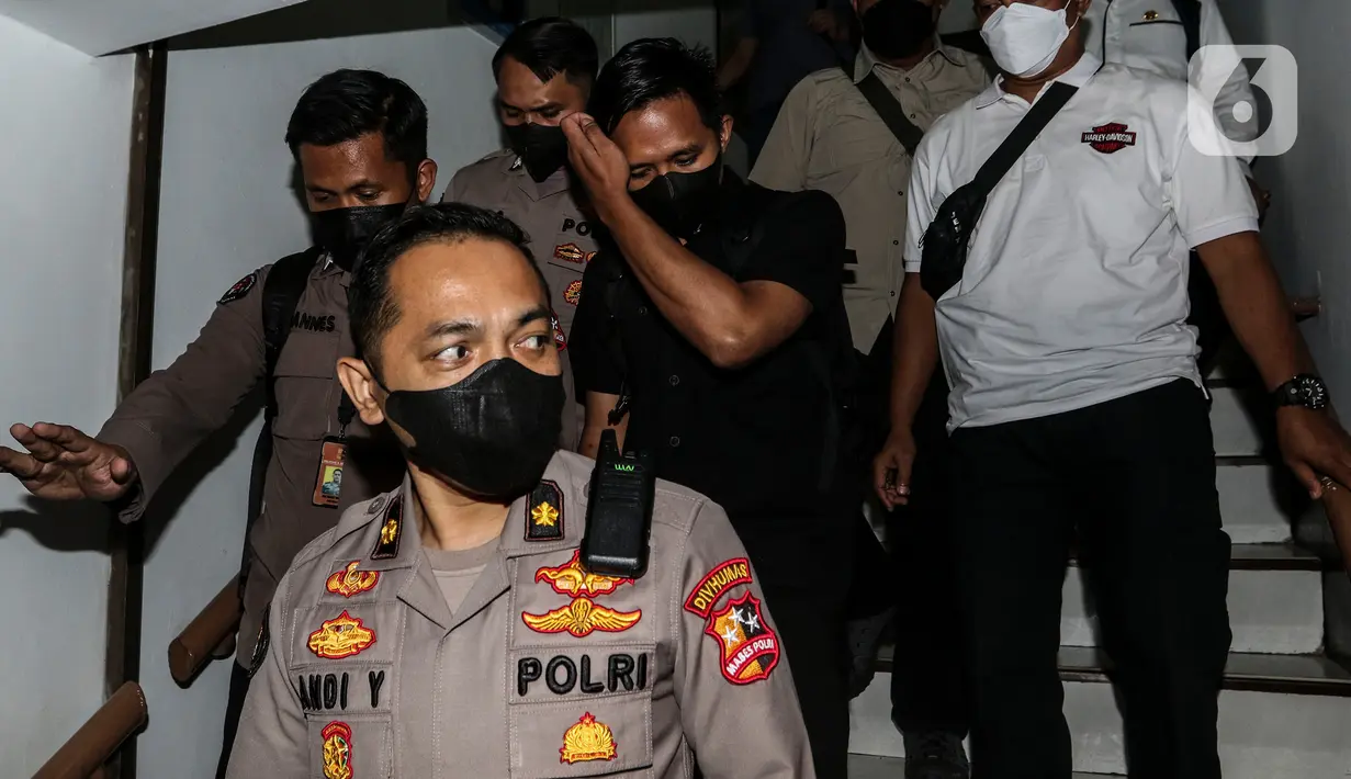Ajudan Irjen Pol Ferdy Sambo, Bhayangkara Dua Richard Eliezer Pudihang Lumiu atau Bharada E (baju hitam) berjalan keluar usai pemeriksaan di Kantor Komnas HAM, Jakarta, Selasa (26/7/2022). Bharada E keluar dengan pengawalan dan tanpa mengucapkan apapun. (Liputan6.com/Johan Tallo)