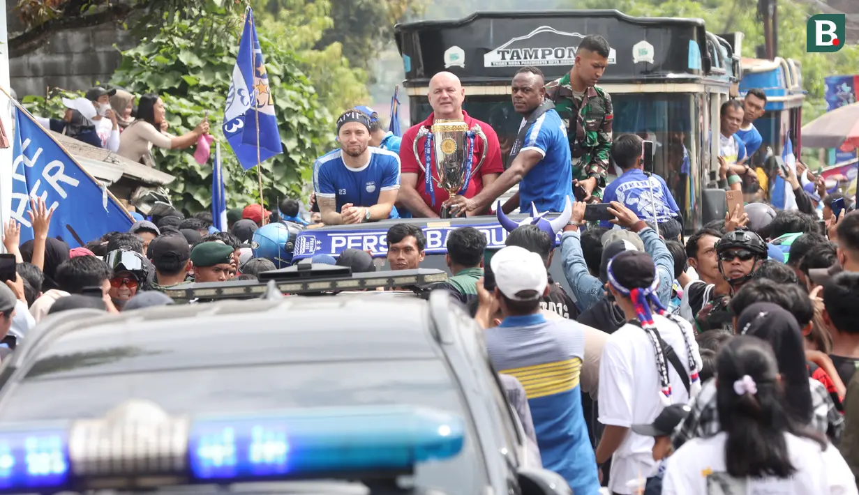 Pemain Persib Bandung, Marc Klok, Victor Igbonefo dan pelatih Bojan Hodak berjuang ekstra saat menembus ribuan Bobotoh yang memadati sepanjang jalan rumah Bos Persib Bandung, Umuh Muchtar, di Tanjungsari, Sumedang, Sabtu (2/6/2024). (Bola.com/M Iqbal Ichsan)