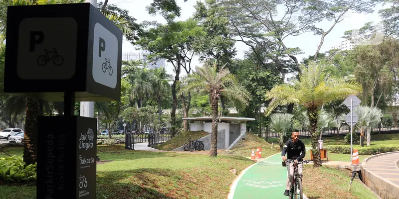 Melihat Fasilitas Pejalan Kaki dan Jalur Sepeda di Taman Semanggi