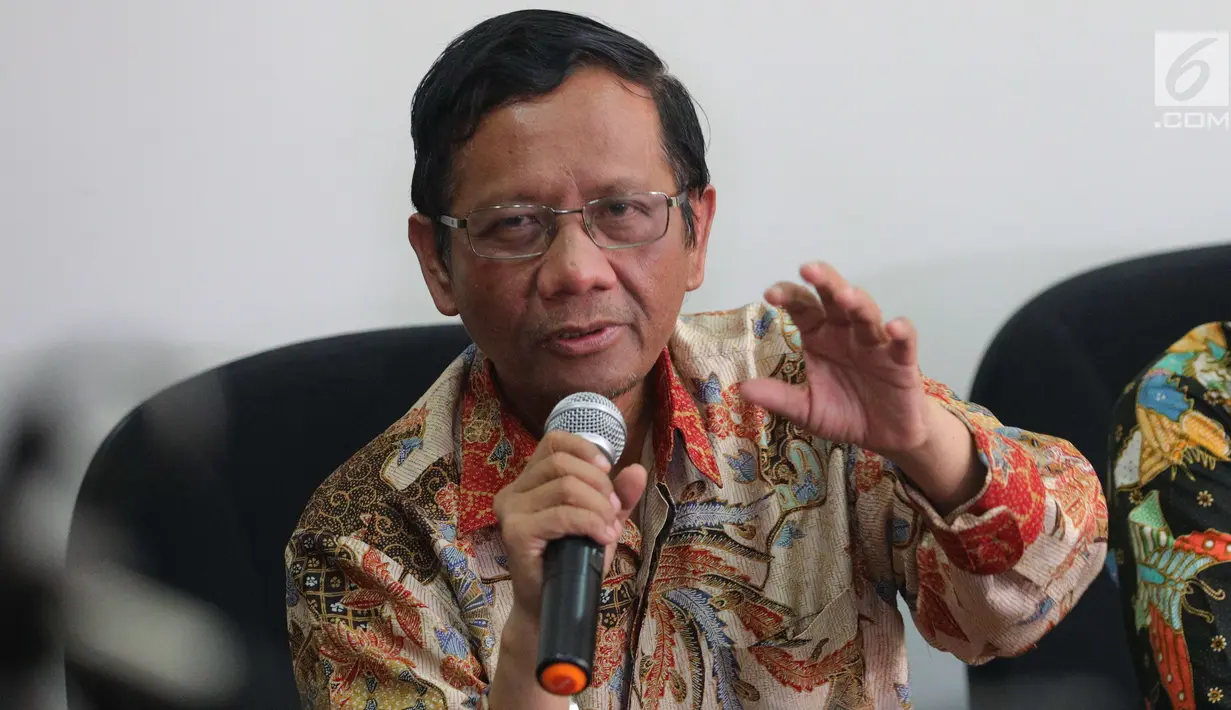 Anggota Dewan BPIP Mahfud MD memberikan keterangan kepada sejumlah media di Jakarta, Kamis (31/5). Mahfud menjelaskan ia dan jajarannya hanya mendapatkan gaji pokok Rp 5 juta. (Liputan6.com/Angga Yuniar)