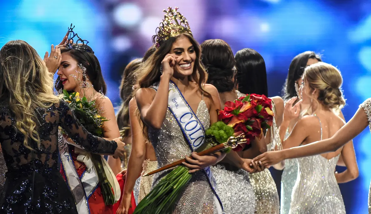 Ekspresi Miss Valle del Cauca Valeria Morales usai dinobatkan menjadi Miss Colombia 2018 di Medellin (30/9). Valeria Morales merupakan mahasiswa Komunikasi Sosial di Broward Colleg. (AFP Photo/Joaquin Sarmiento)