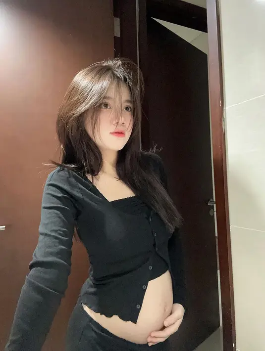 Dikenal berkat kecantikannya dan tubuhnya yang langsing, Kayess kini terlihat pede pamer perut buncit. Wanita 23 tahun ini sebentar lagi jadi ibu. Kayess berpose sendiri di depan cermin, mengenakan pakaian hitam yang memperlihatkan perut hamilnya. (Liputan6.com/IG/@ewkharis)