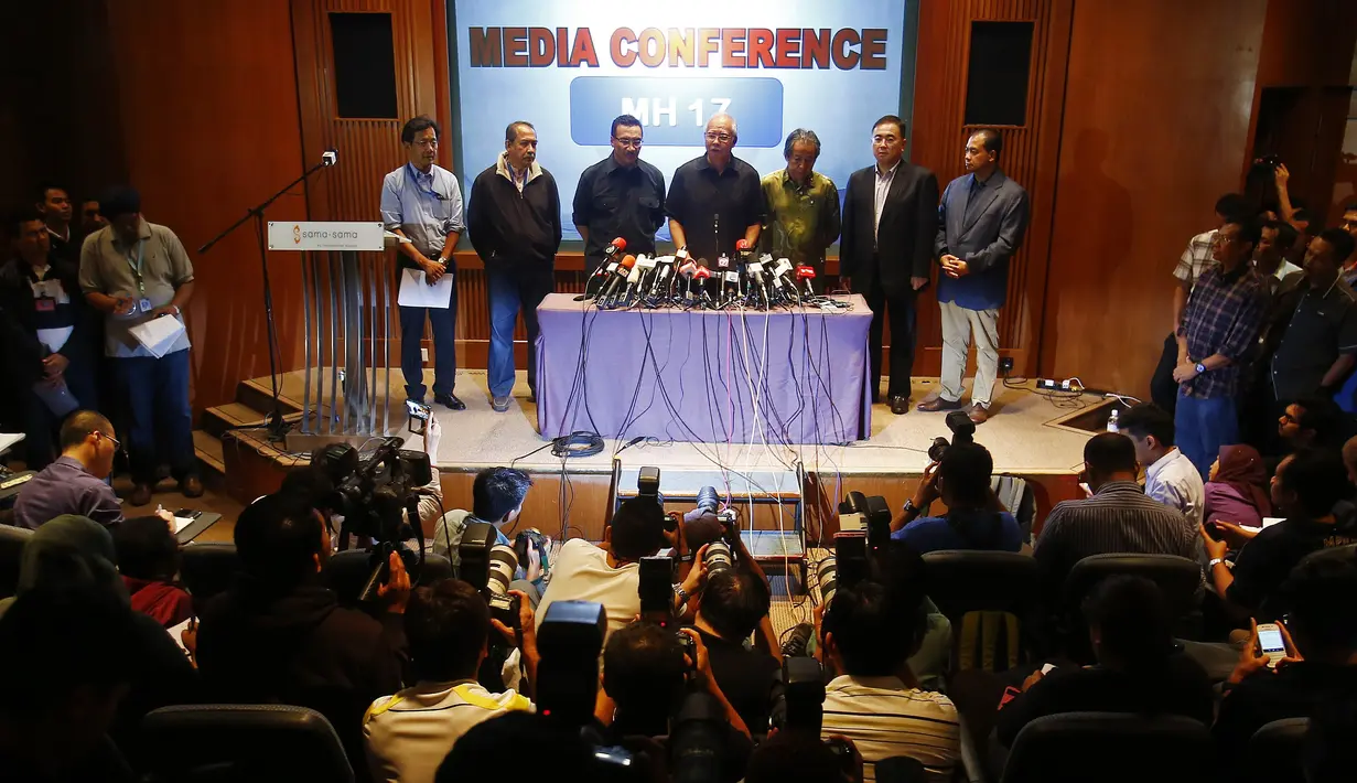 Perdana Menteri Malaysia Najib Razak menggelar konferensi pers di sebuah hotel di Sepang, Kuala Lumpur. (18/7/14) (REUTERS/Samsul Said)