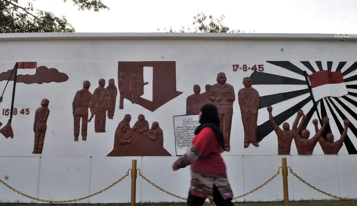 Pengunjung saat melintasi relies sejarah kemerdekaan di Monumen Kebulatan Tekad, Rengasdengklok, Karawang, Jumat (17/8).  Soekarno-Hatta diculik oleh Golongan Muda Indonesia ke Rengasdengklok pada 16 Agustus 1945. (Merdeka.com/Iqbal S. Nugroho)