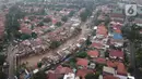 Foto udara suasana Sungai Ciliwung yang diapit pemukiman padat penduduk di kawasan Manggarai, Jakarta, Selasa (7/1/2020). Pemprov DKI Jakarta menyiapkan anggaran Rp 600 miliar untuk pembebasan 118 bidang lahan proyek normalisasi Sungai Ciliwung pada tahun 2020.(Liputan6.com/Immanuel Antonius)