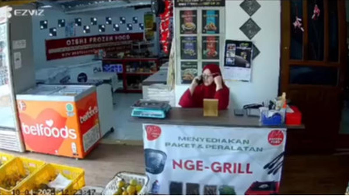 Viral Aksi Maling Berhasil Curi Dompet di Toko Makanan, Aksinya Terekam CCTV