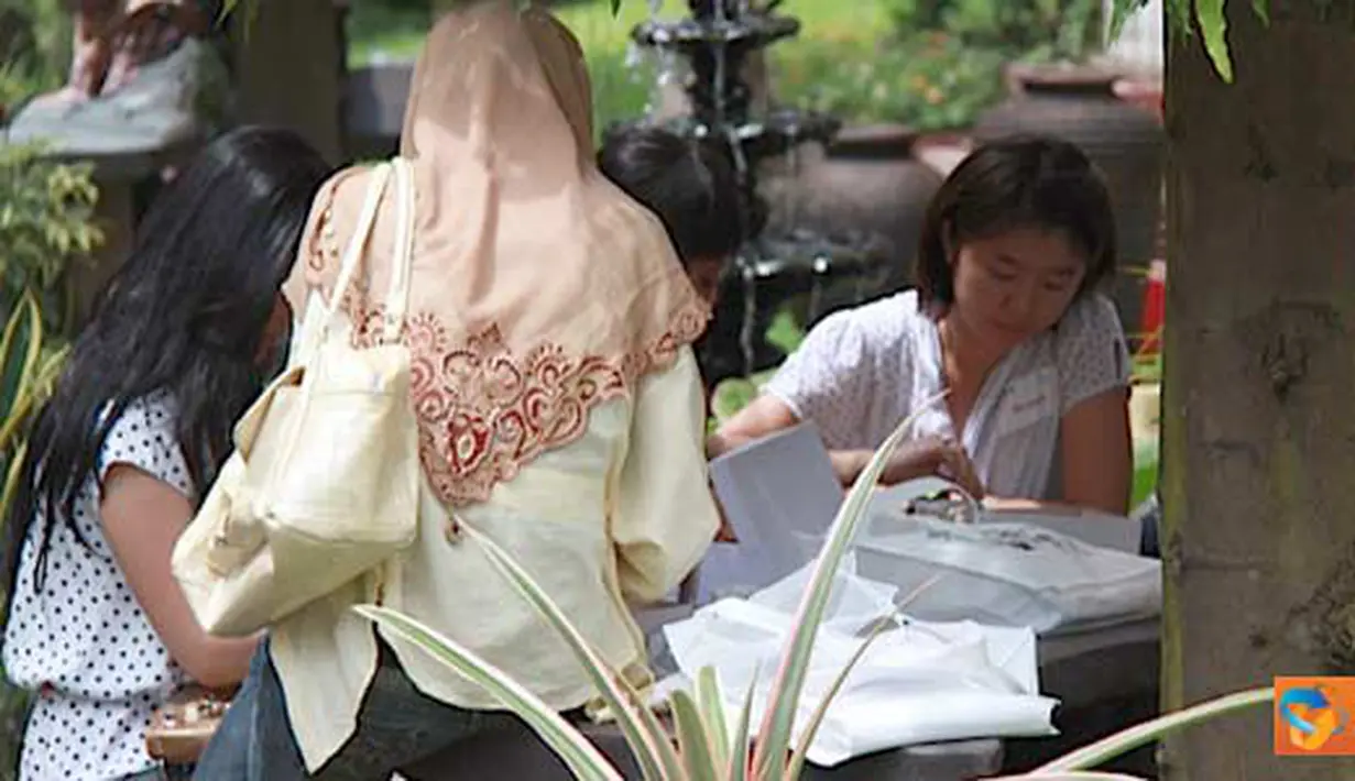 	Citizen6, Yogyakarta: Para Mahasiswa UGM Yogyakarta, sedang berdiskusi tentang workshop Citizen6, sambil makan siang. (Pengirim: Ady Permadi)