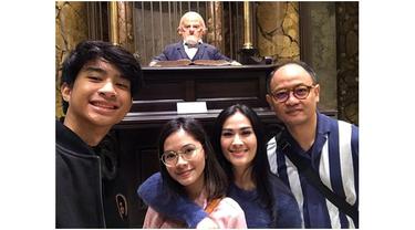 Keluarga Iis Dahlia terlihat sangat menikmati liburan di Inggris, kompak banget.