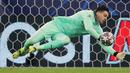 Di ajang Liga Champions musim ini Ederson telah tampil 11 kali selama 990 menit dengan mencatat 16 saves dan 4 kali kebobolan, kalah jauh dengan Edouard Mendy. (AFP/Ferenc Isza)