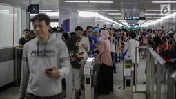 Warga melewati mesin tiket MRT di pintu masuk Stasiun MRT Bundaran HI, Jakarta, Minggu (24/3). Moda Raya Terpadu (MRT) Jakarta Fase 1 dengan rute Bundaran HI - Lebak Bulus resmi beroperasi. (Liputan6.com/Faizal Fanani)