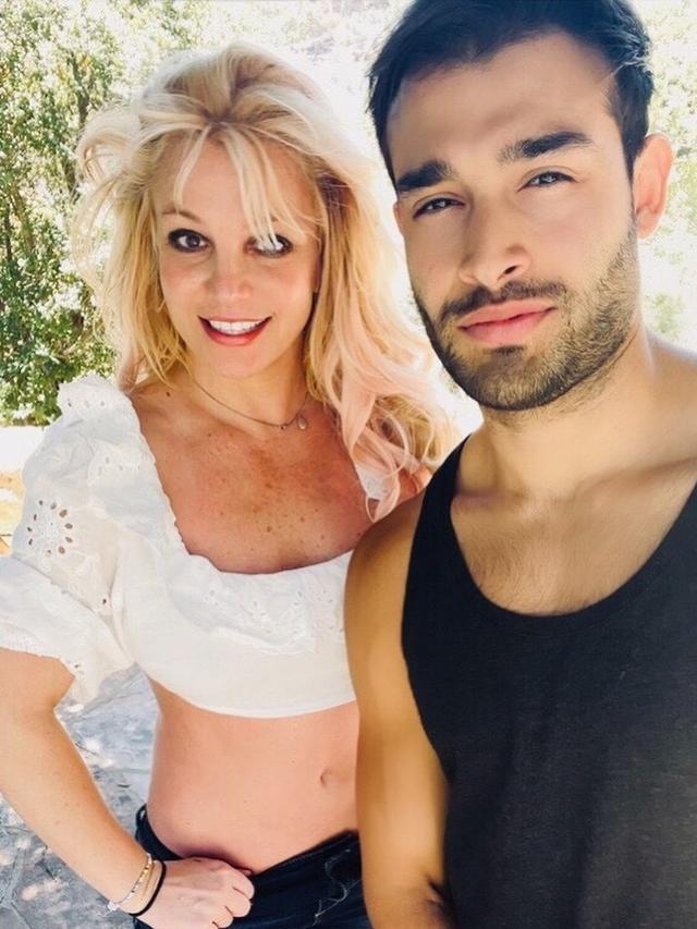 Bertunangan, Britney Spears Dilamar Kekasih Berdarah Iran dengan Cincin Berlian 4 Karat