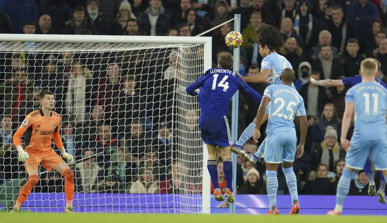 Manchester City menutup pesta gol ke gawang Leeds melalui Nathan Ake di menit ke-78. Gol ketujuh tersebut dicetaknya melaui sundulan kepala usai memanfaatkan umpan sepak pojok. (AP/Jon Super)