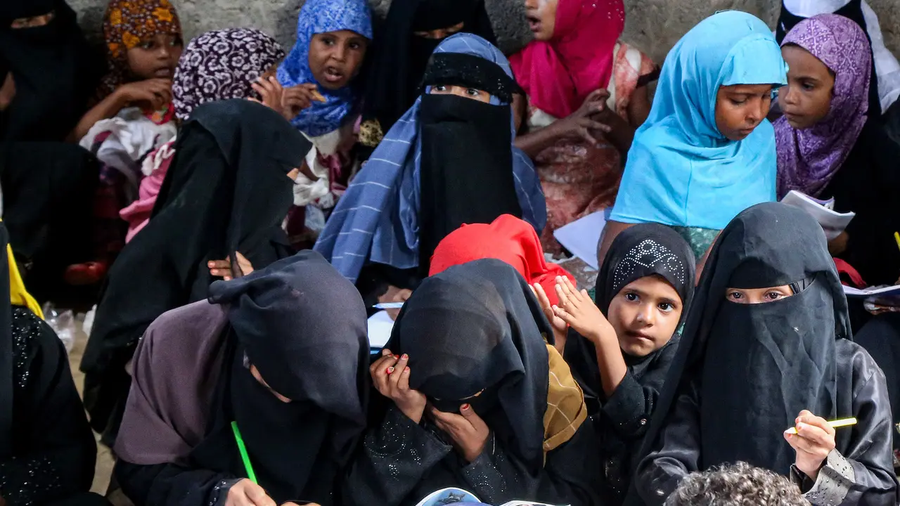 Memprihatinkan, Anak-anak Yaman Belajar di Luar Gedung Sekolah