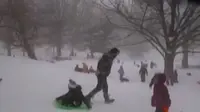 Sehari setelah diterjang badai salju hebat, warga Washington DC masih berkegiatan di luar rumah seperti bermain ski.