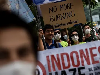 Warga Malaysia menggelar aksi protes di depan Kedubes Indonesia di Kuala Lumpur, Malaysia, Jumat (18/9/2015). Kebakaran hutan yang terjadi di Riau menyebabkan kabut asap yang menganggu aktivitas mereka. (AFP Photo/Manan Vatsyayana)