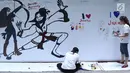 Penyandang disabilitas melukis mural di kanvas sepanjang 20 meter di Balai Kota DKI Jakarta, Kamis (11/10). Kegiatan tersebut diadakan sebagai sarana untuk para penyandang disabilitas berkarya. (Liputan6.com/Immanuel Antonius)