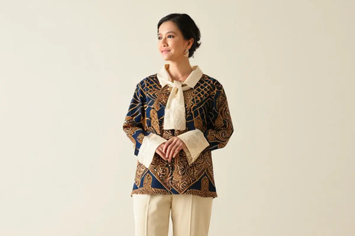 Model Atasan Batik Wanita Kombinasi Kain Polos/ Ilustrasi AI