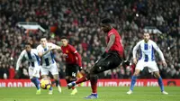 Gelandang Manchester United, Paul Pogba, mencetak gol melalui tendangan penalti pada laga Premier League di Stadion Old Trafford, Sabtu (19/1). Manchester United menang 2-1 atas Brighton and Hove Albion. (AP/Martin Rickett)