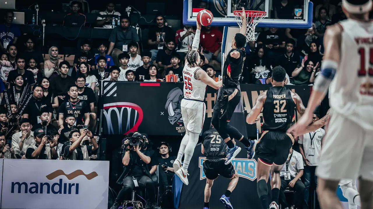 JaQuori McLaughin menerobos pertahanan Dewa United di game pertama IBL Final 2025