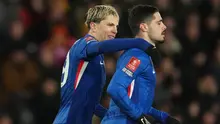 Pemain Chelsea Alejandro Garnacho memeluk Pedro Neto setelah mencetak gol pada laga FA Cup/Piala FA putaran keempat antara Hull City vs Chelsea di Hull, Inggris, Jumat, 13 Februari 2026. (AP Photo/Jon Super)