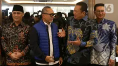 Ketua Umum Partai Amanat Nasional (PAN), Zulkifli Hasan (kedua kanan) berbincang dengan Ketua Majelis Permusyawaratan Rakyat (MPR) Republik Indonesia, Bambang Soesatyo di kantor Dewan Pimpinan Partai (DPP) PAN, Jakarta, Rabu (3/7/2024). (Liputan6.com/Herman Zakharia)