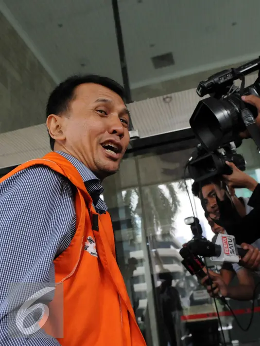 Gatot Pujo Nugroho menyapa wartawan usai keluar dari mobil tahanan, Jakarta, Jumat (11/12). Meski tak masuk dalam jadwal pemeriksaan, Gatot disinyalir bakal diperiksa terkait kasus dugaan suap. (Liputan6.com/Helmi Afandi)