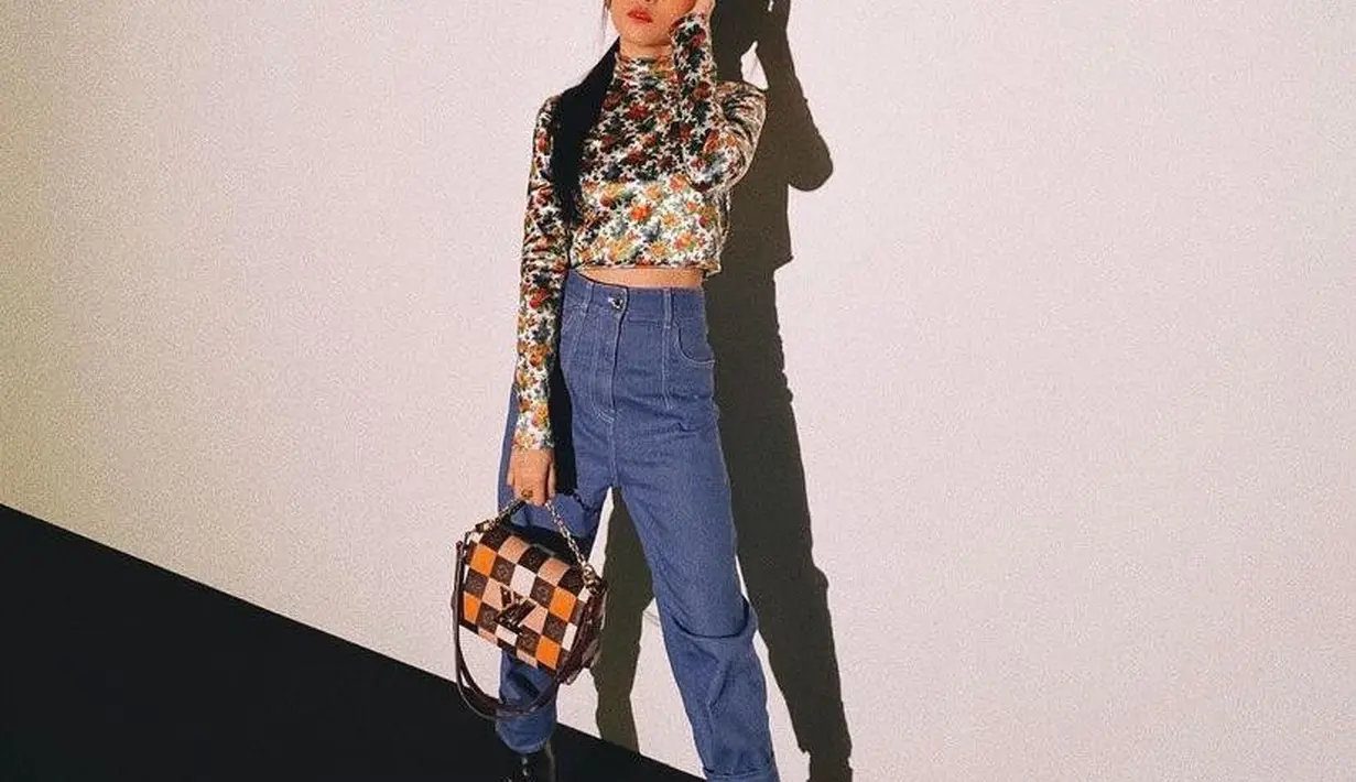 Kombinasi turtleneck crop top dengan boyfriend jeans dan sepatu boot dapat membuat lookmu stunning. (Instagram/isyanasasrasvati).