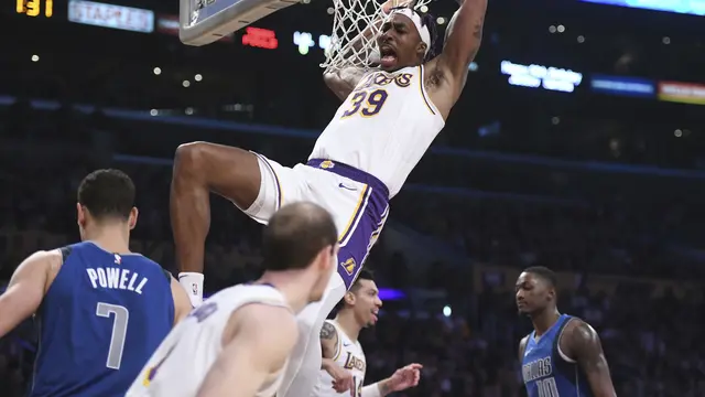 Dwight Howard melakukan dunk