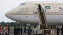 Petugas berjaga didepan pintu pesawat kerajaan yang membawa Raja Arab Saudi Salman bin Abdulaziz al-Saud tiba di Bandara Halim Perdanakusuma, Rabu (3/1). (Liputan6.com/Fery Pradolo)