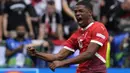 Selebrasi striker Timnas Swiss, Kwadwo Duah setelah mencetak gol pertama timnya ke gawang Timnas Hungaria pada laga Grup A Euro 2024 di RheinEnergie Stadium, Cologne, Jerman, Sabtu (15/6/2024). (AP Photo/Darko Vojinovic)